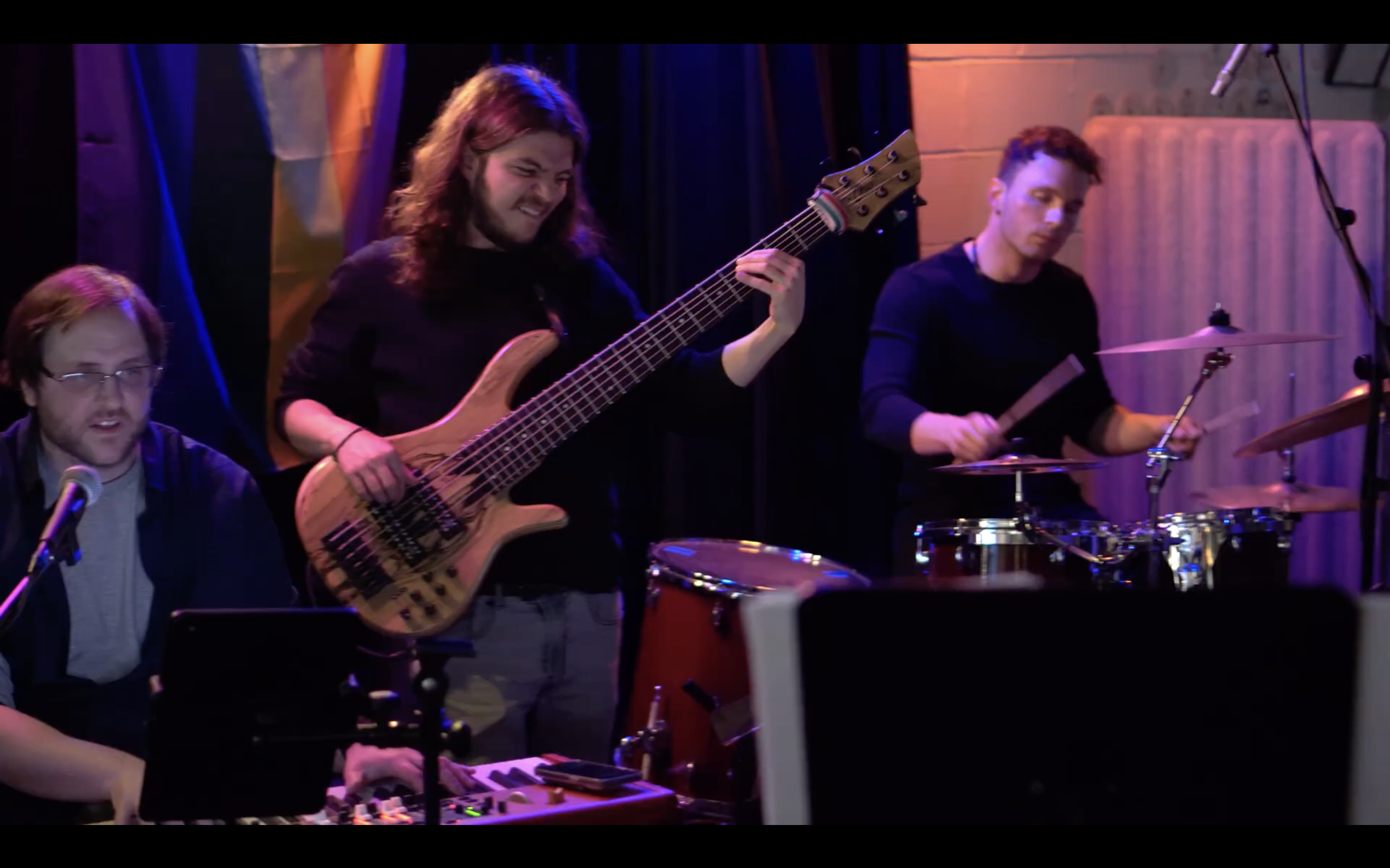 Longneck live — Filippo on bass