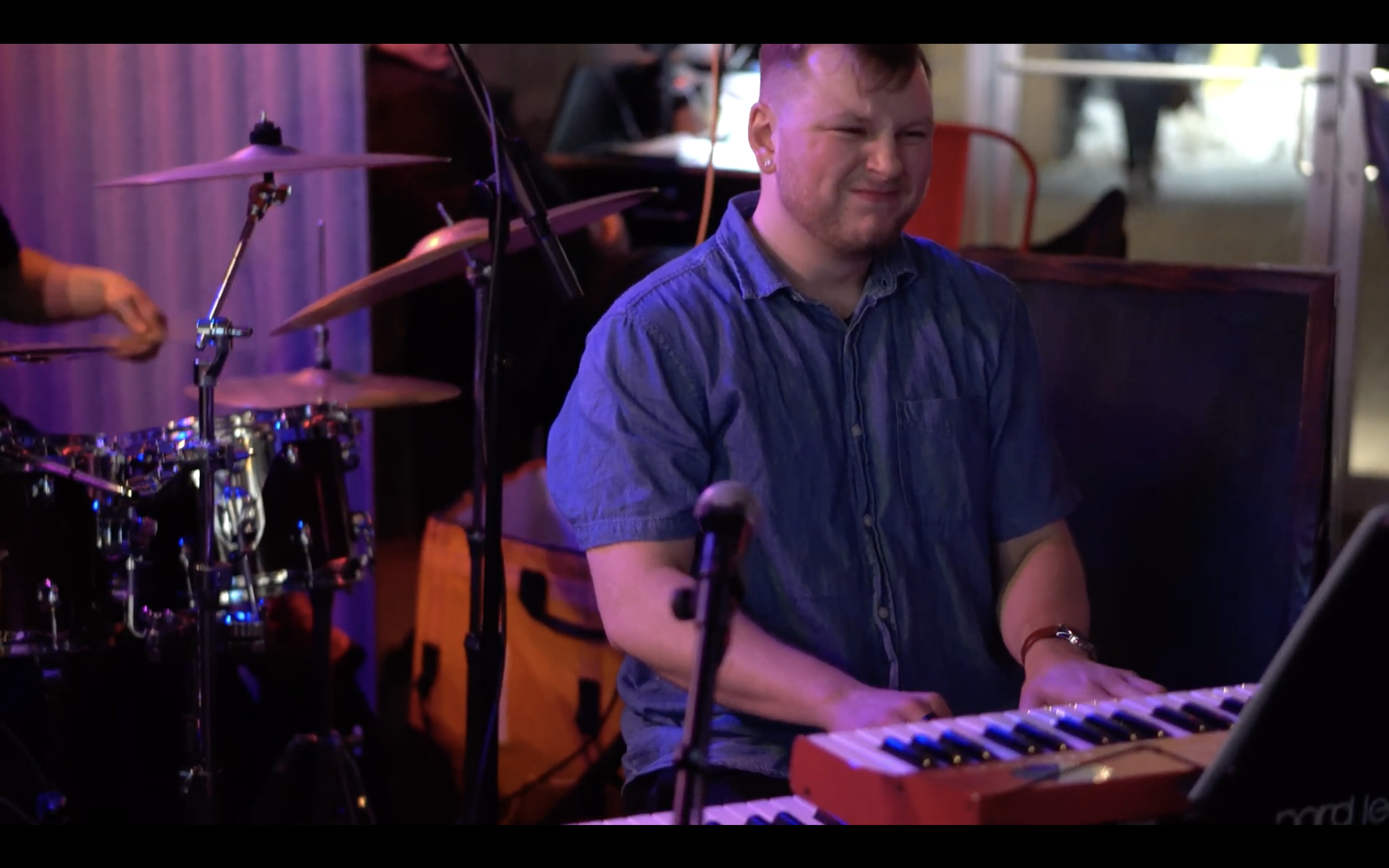 Longneck live — Coleman smiling at keys