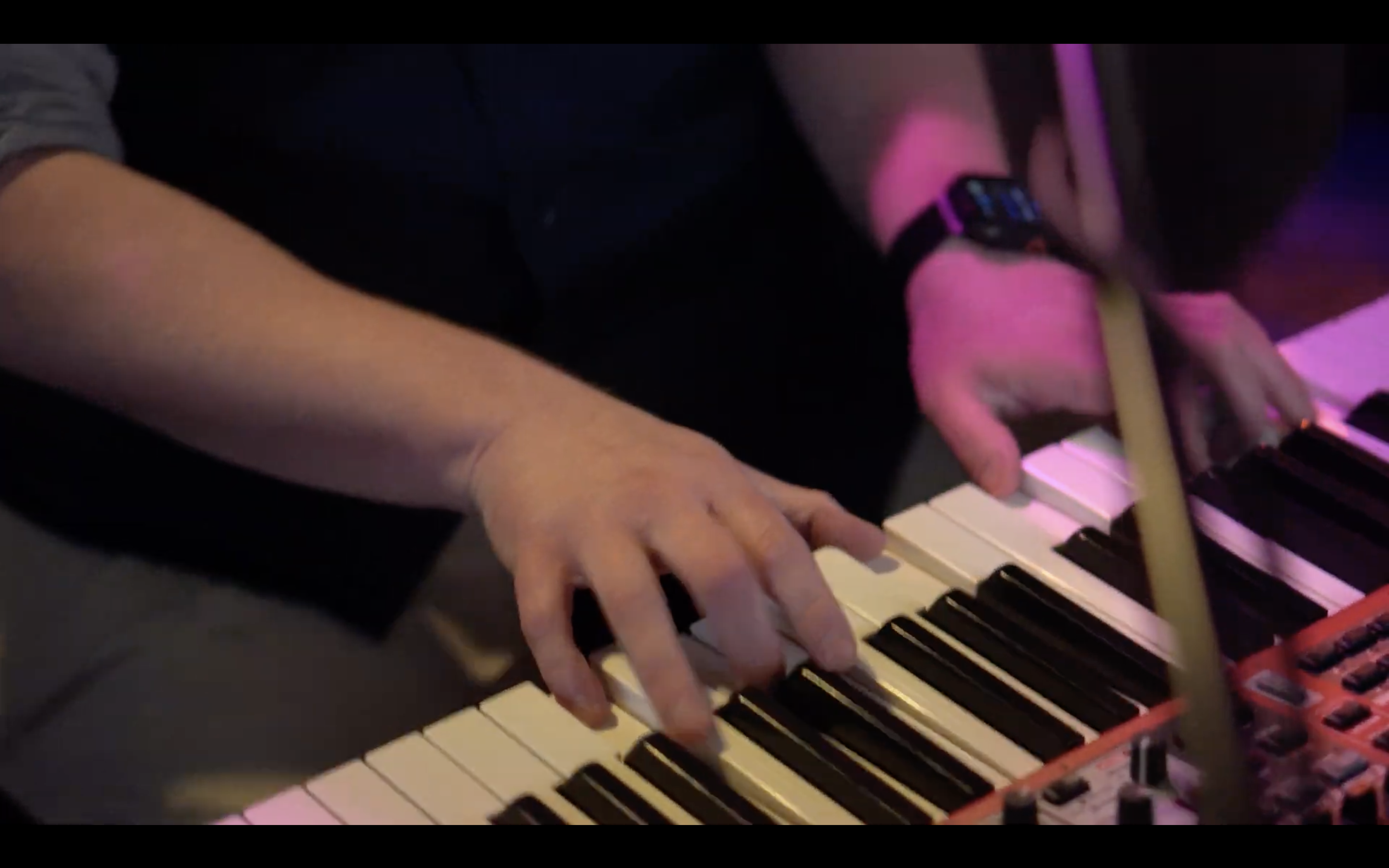 Longneck live — hands on keys and drumstick