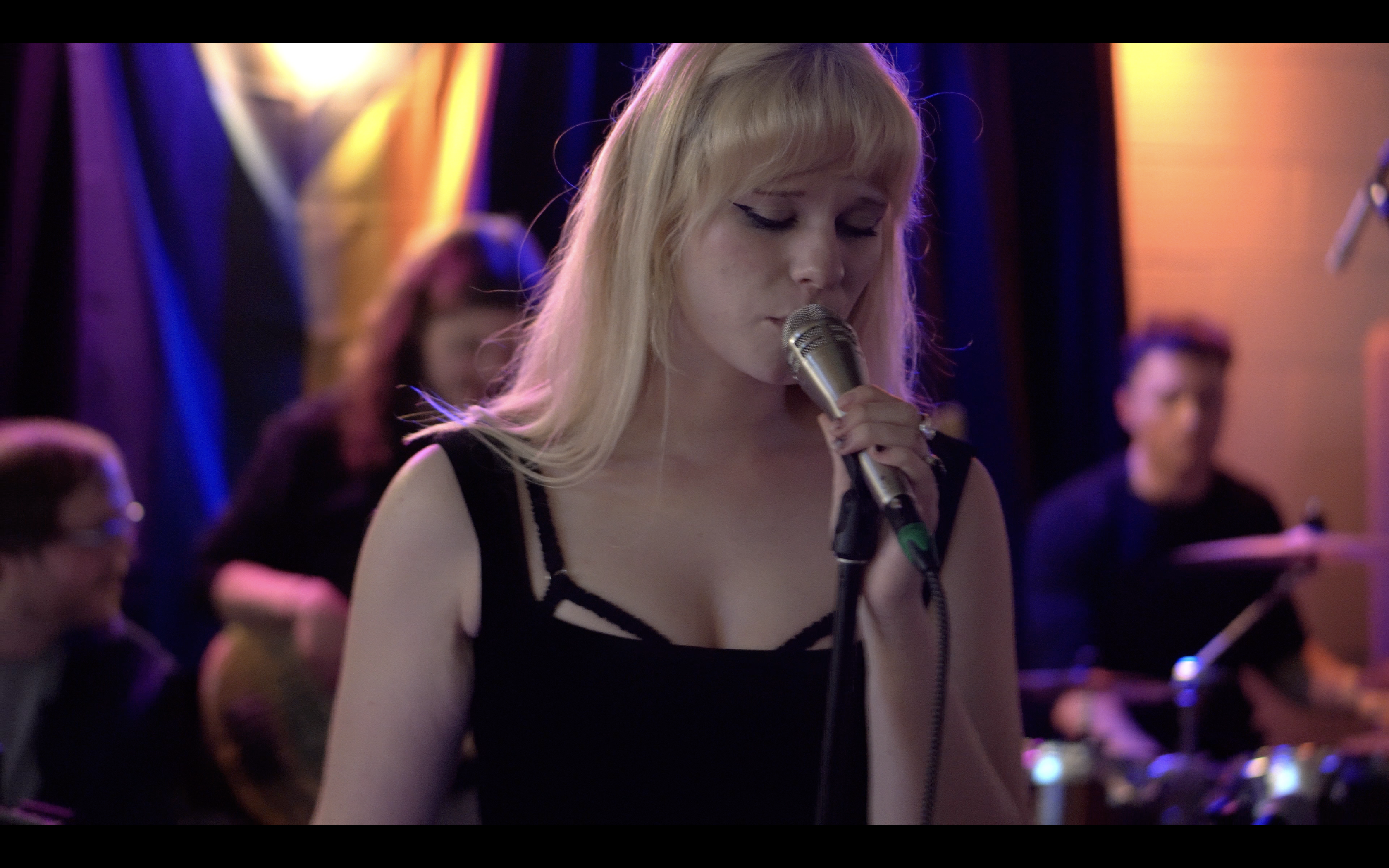 Longneck live — Morgan with band behind