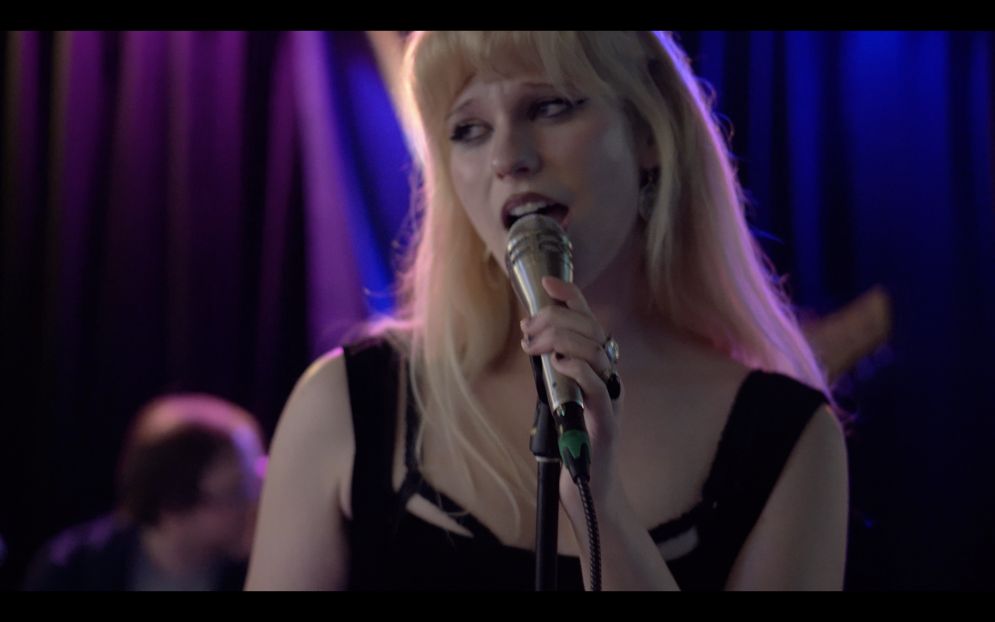 Longneck live — Morgan singing blue light