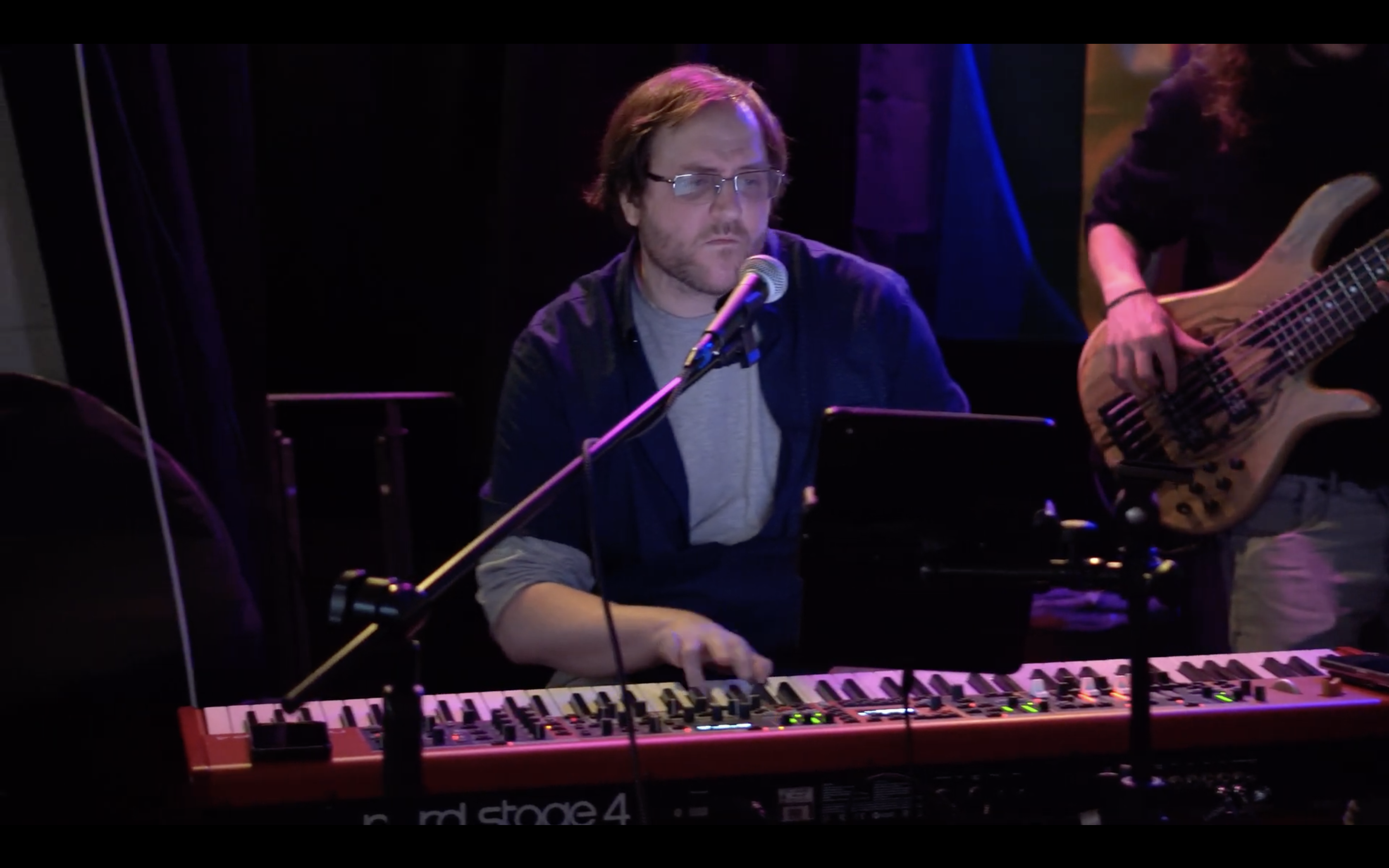 Longneck live — Chris on keys